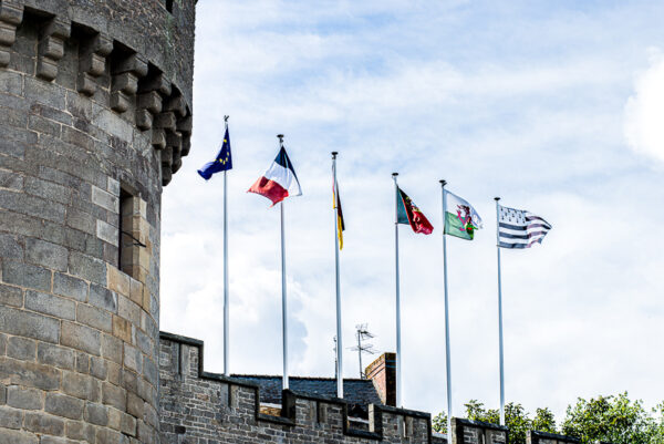 800 amunta guerande remparts drapeaux