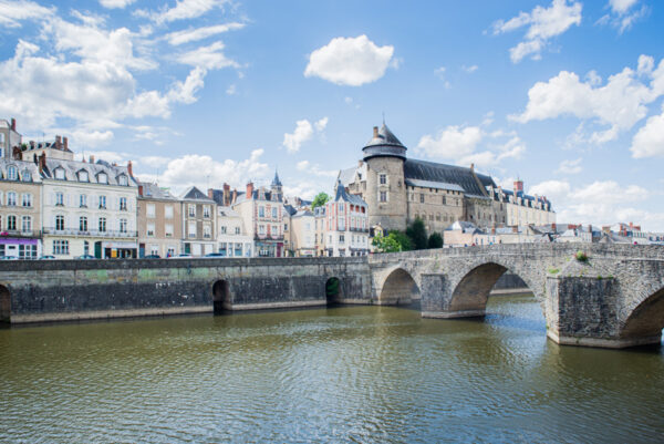 800 amunta laval chateau rive gauche mayenne