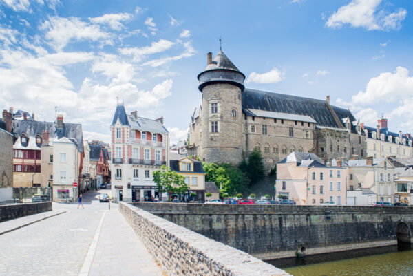 800 amunta laval chateau vue du pont vieux